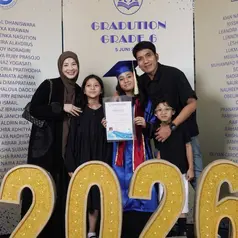 Natasha Rizky Hadiri Wisuda Putri Sulung Bersama Desta. [@natasharizkynew]