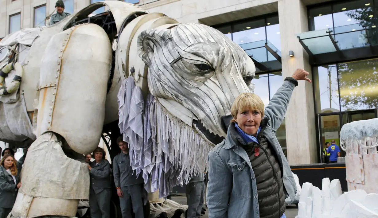 Aktris Inggris Emma Thompson menunjukkan ketidaksenangannya saat aksi protes lingkungan di di Markas Shell, London, Inggris, Selasa (2/9/2015). Emma Thompson membawa patung beruang kutub saat aksinya tersebut. (Reuters/Stefan Wermuth)