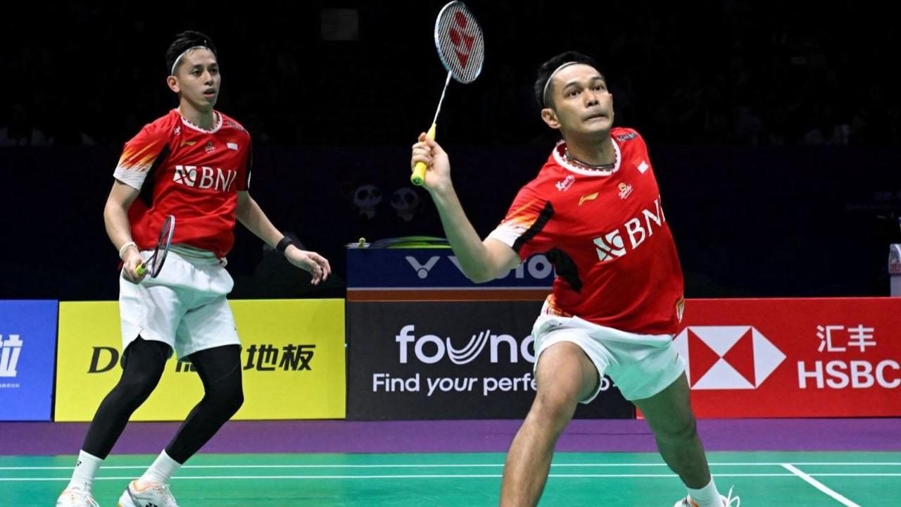 Sementara di ganda putra, Fajar Alfian / M Rian Ardianto berhasil menumbangkan pasangan Chinese Taipei, Lee Yang / Wang Chi Lin dalam permainan yang berlangsung ketat di sepanjang tiga set. Skor yang mereka raih 16-21, 21-19, dan 21-18. Foto: WANG Zhao / 