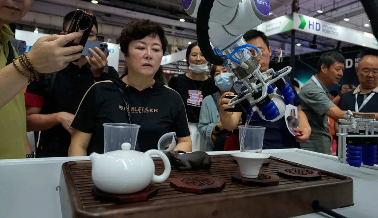Konferensi yang sangat dinantikan ini berlangsung dari tanggal 16 hingga 22 Agustus 2023. Acara global ini menyatukan lebih dari 140 perusahaan robot domestik dan internasional terkenal, menampilkan berbagai teknologi dan inovasi mutakhir. (AP Photo/Andy Wong)