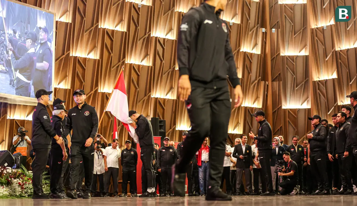 Sejumlah atlet Indonesia mencium bendera merah putih saat pengukuhan Tim Indonesia untuk Asian Games 2022 Hangzhou di Auditorium Kementerian PUPR, Jakarta, Selasa (19/09/2023). (Bola.com/Bagaskara Lazuardi)