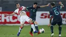 Penyerang Argentina, Lionel Messi berusaha melewati pemain Peru, Horacio Calcaterra pada pertandingan kualifikasi Piala Dunia 2022 di Lima, Peru, Selasa (17/11/2020). Argentina menang 2-0 atas Peru. (Daniel Apuy, Pool via AP)