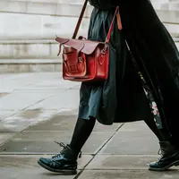 Tak perlu barang branded, asal bisa memilih dan memadupadankan fashion item bagus, penampilan akan selalu terlihat berkelas! (Foto: unsplash.com)