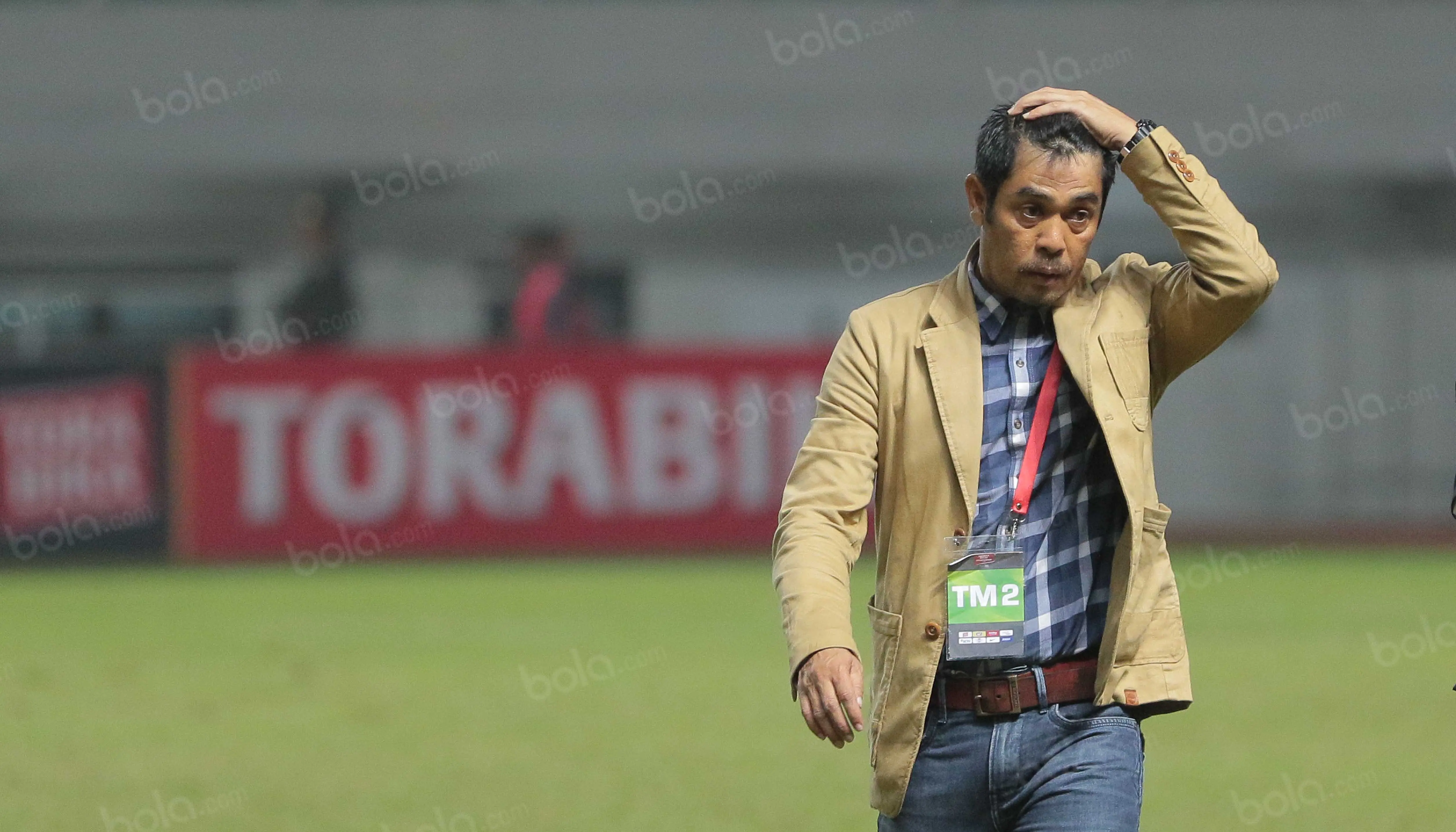 Pelatih Semen Padang, Nil Maizar mengundurkan diri karena merasa gagal menyajikan prestasi. (Bola.com/Nicklas Hanoatubun)