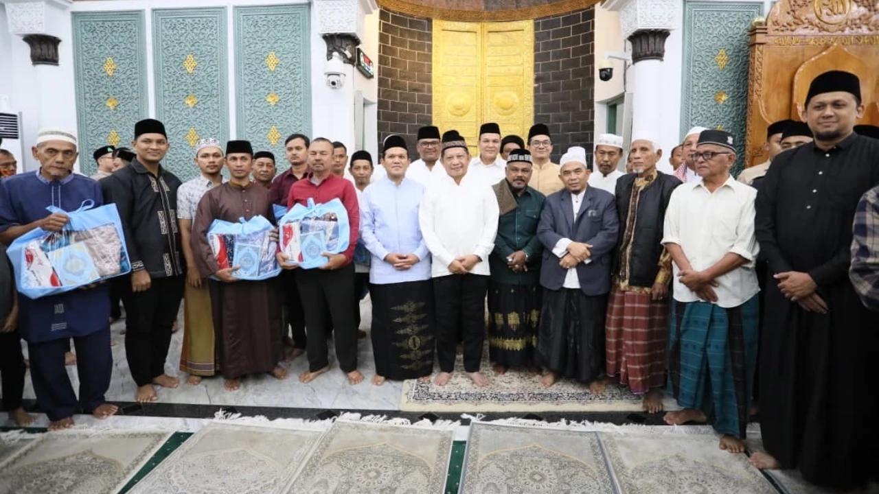 Kasatgas Tito Laksanakan Salat Subuh Berjamaah dan Salurkan Bantuan kepada Masyarakat Banda Aceh