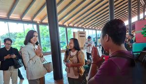 Menpar Widiyanti Putri Wardhana memantau kondisi Terminal 1C Bandara Internasional Soekarno Hatta menyambut libur nataru 2025/2026. (dok. Liputan6.com/Pramita Tristiawati)