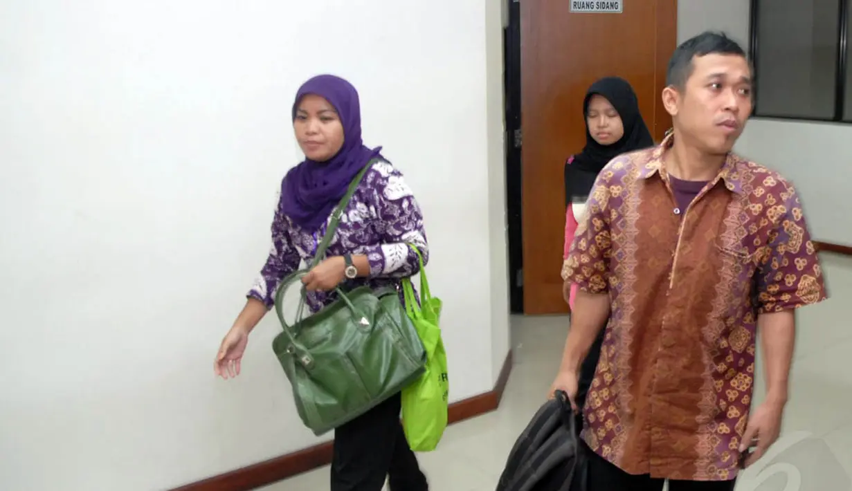 Hendra Saputra saat memasuki ruang persidangan di Pengadilan Tindak Pidana Korupsi  (Tipikor) , Jakarta (23/7/14) (Liputan6.com/Miftahul Hayat)