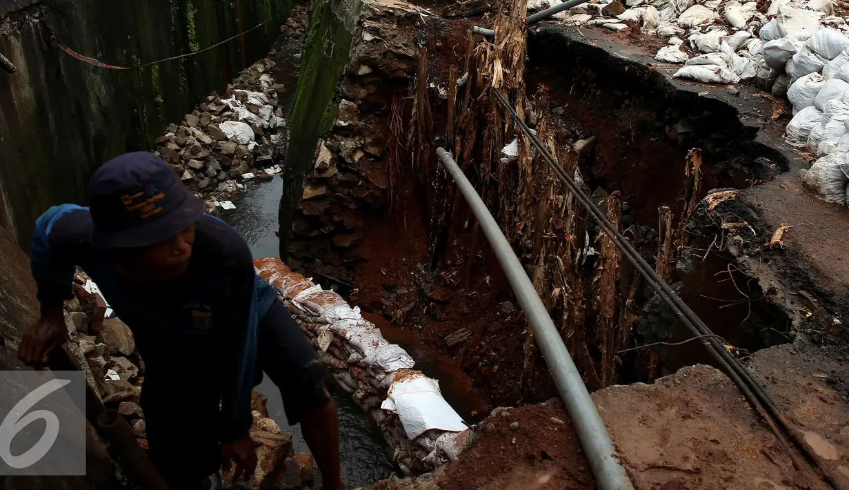 Petugas meninjau tanah longsor di kawasan Kuningan, Setiabudi, Jakarta, Senin (21/11). Longsor ini terjadi karena curah hujan yang meningkat dan kondisi turap yang tidak bisa lagi menahan air. (Liputan6.com/Johan Tallo)