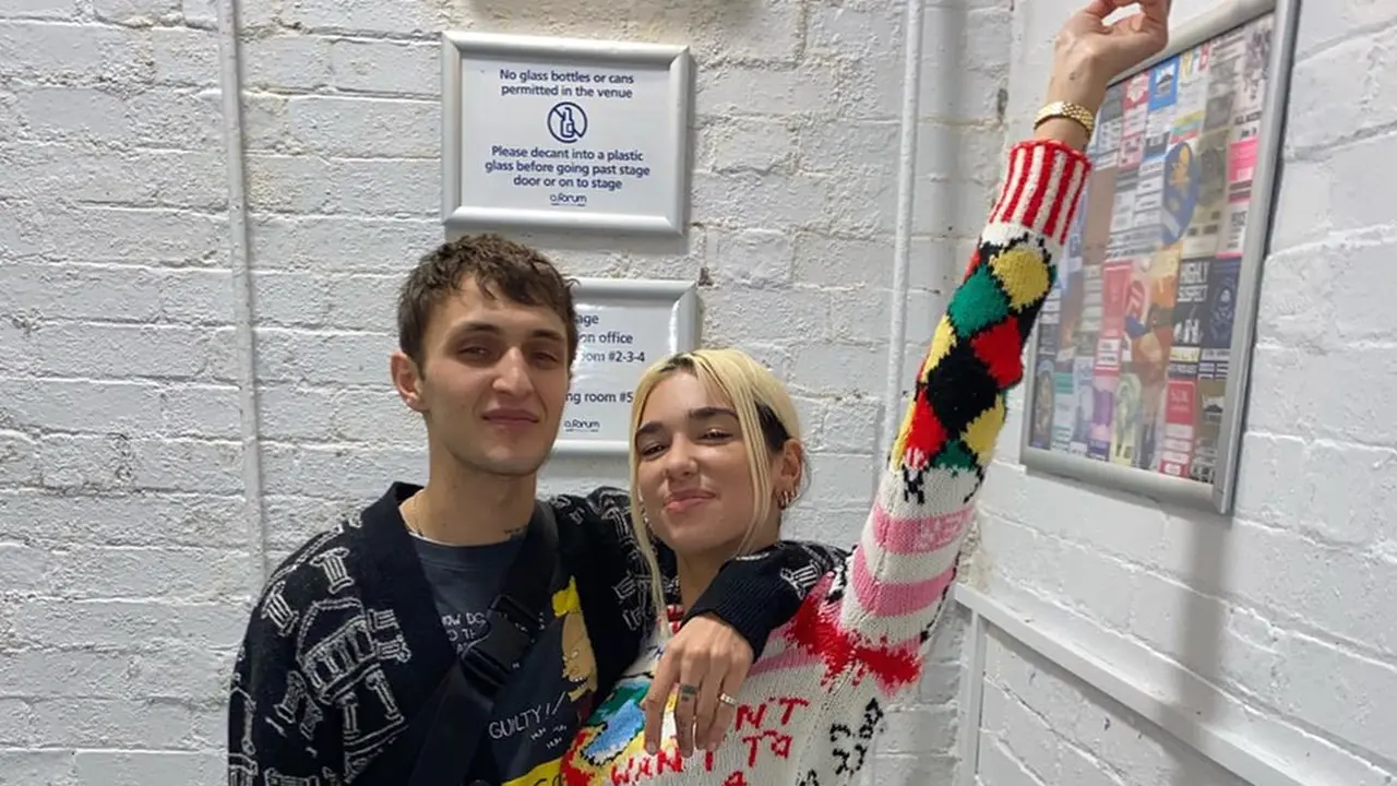 Potret Mesra Dua Lipa dan Anwar Hadid