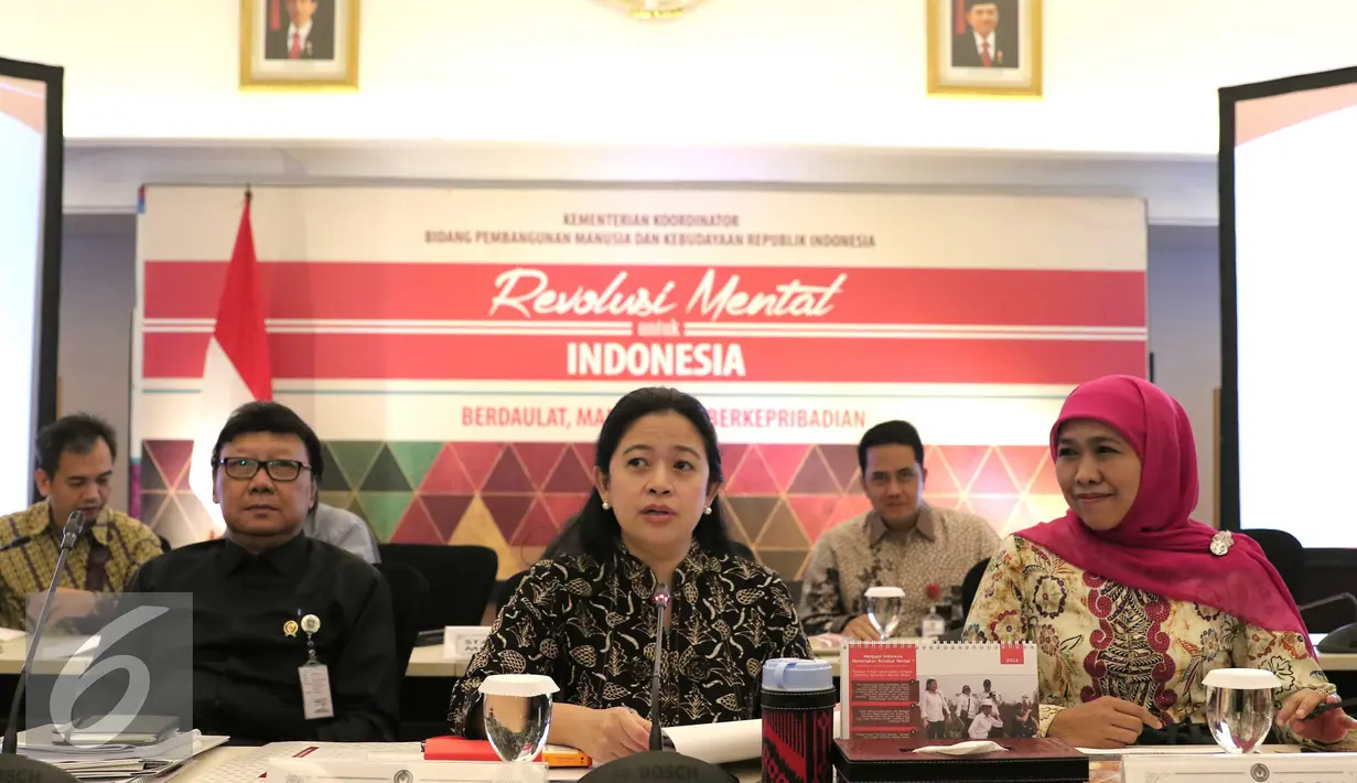 Menko PMK Puan Maharani memberikan keterangan saat rapat khusus di Kantor Menko PMK, Jakarta, Selasa (2/2). Rapat membahas nasib ribuan pengungsi Gafatar yang berada di penampungan usai mereka diusir penduduk di Kalimantan. (Liputan6.com/Angga Yuniar)