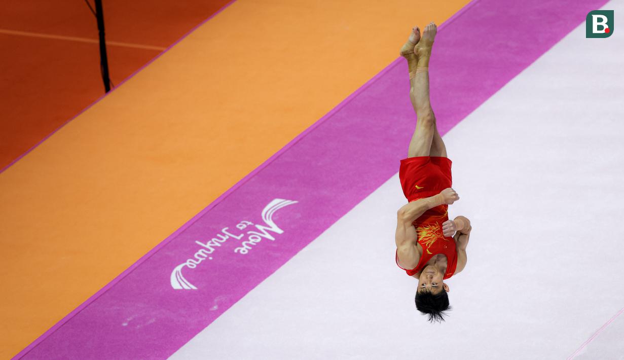 Pesenam China, Shi Cong Mingqi Huang melakukan lompatan pada nomor senam lantai saat babak kualifikasi Kejuaraan Dunia Gimnastik 2025 di Indonesia Arena, Senayan, Jakarta, Senin (20/10/2025). (Bola.com/Bagaskara Lazuardi)