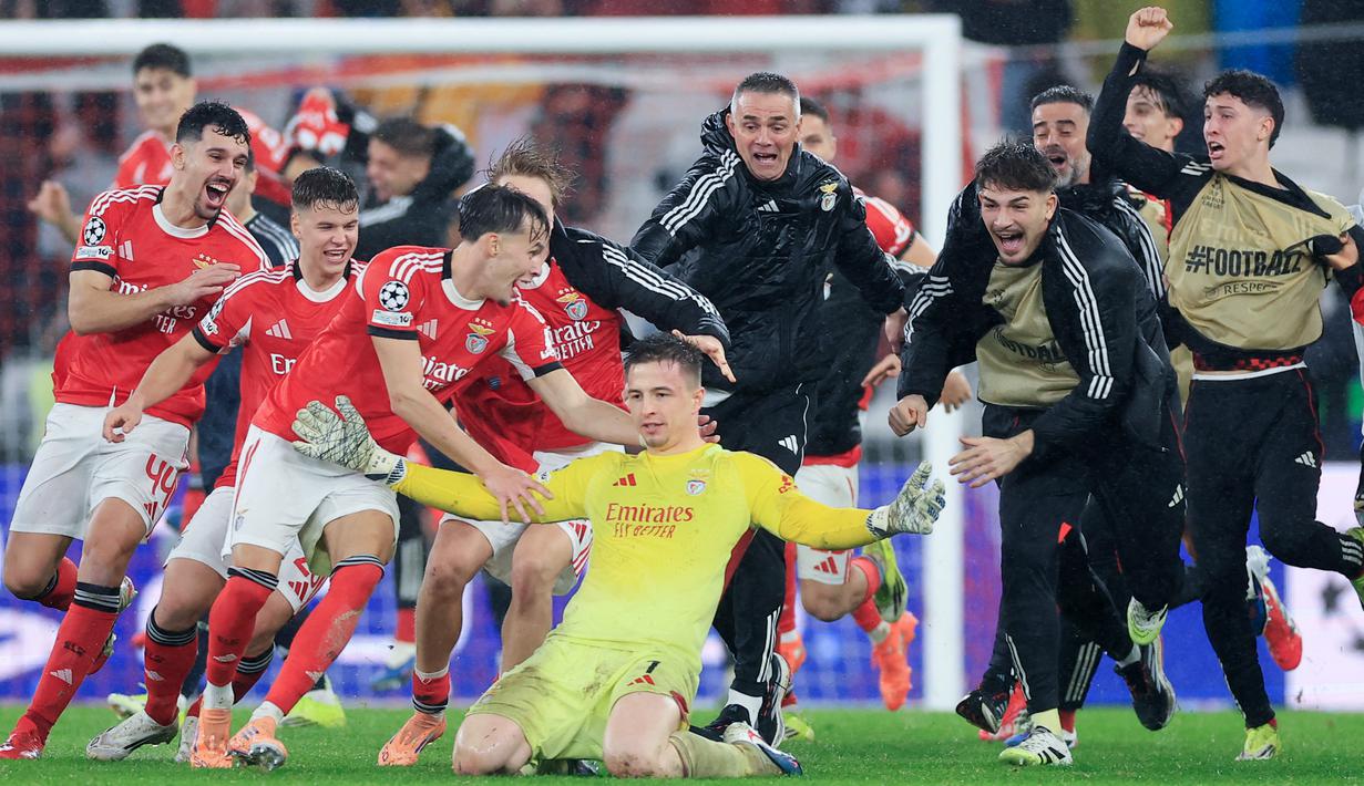 Para pemain Benfica merayakan gol yang dicetak oleh Anatoliy Trubin ke gawang Real Madrid pada lanjutan Liga Champions 2025/2026 di Estadio da Luz, Kamis (29/1/2026). (AFP/PATRICIA DE MELO MOREIRA)