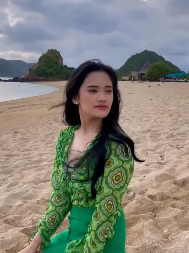 9 Potret Member JKT48 Liburan Sekaligus Syuting MV di Lombok