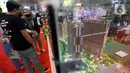 Pengunjungmelihat maket hunian yang dipamerkan dalam pameran Indonesia Properti Expo di Jakarta Convention Centre, Jakarta, Minggu (15/5/2022). Tahun ini, Indonesia Property Expo atau IPEX 2022 menargetkan mayoritas konsumen dari kaum milenial dan first-home buyers dan menghadirkan lebih dari 225 proyek properti dari pengembang pilihan. (Liputan6.com/Johan Tallo)