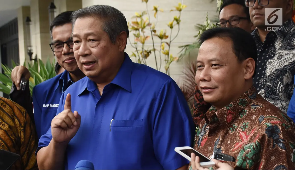 Ketua Umum Partai Demokrat Susilo Bambang Yudhoyono atau SBY (kiri) bersama Ketua Bawaslu Abhan (kanan) usai menggelar pertemuan tertutup di kediaman SBY di Kuningan, Jakarta, Selasa (10/7). (Liputan6.com/Herman Zakharia)