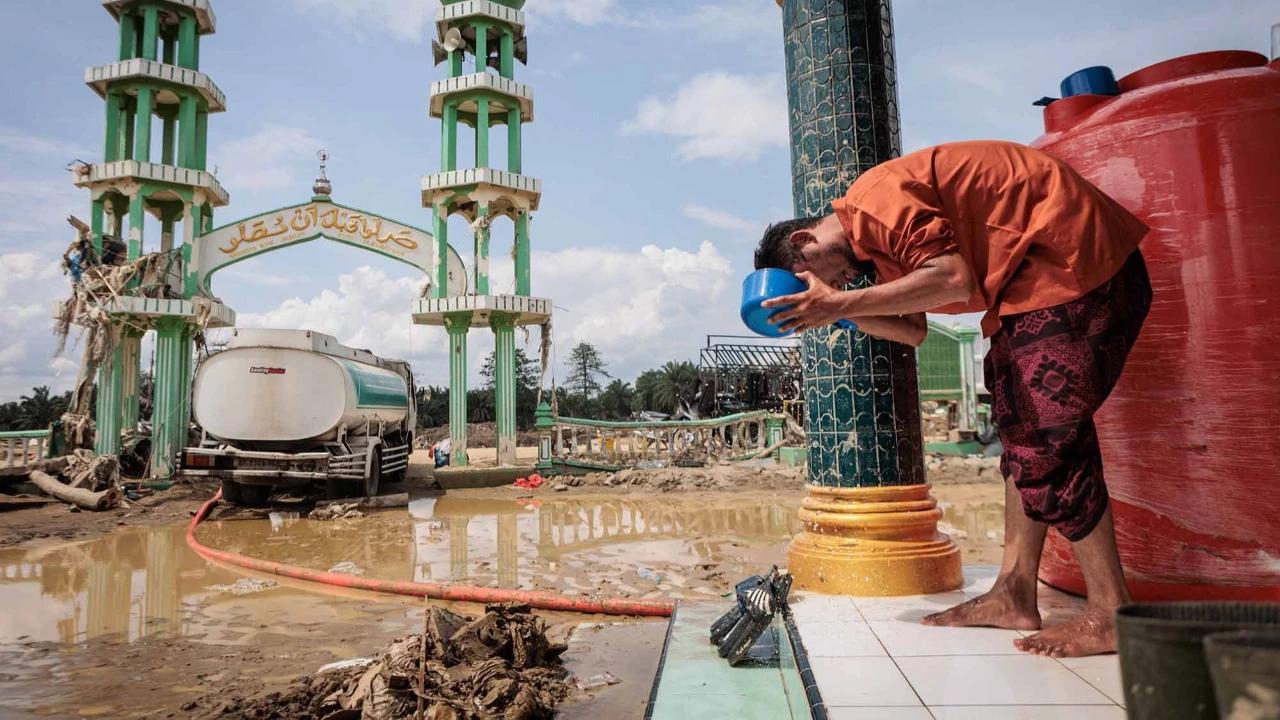 FOTO: Warga Aceh Tamiang  Laksanakan Salat Jumat di Tengah Pemulihan Pascabencana