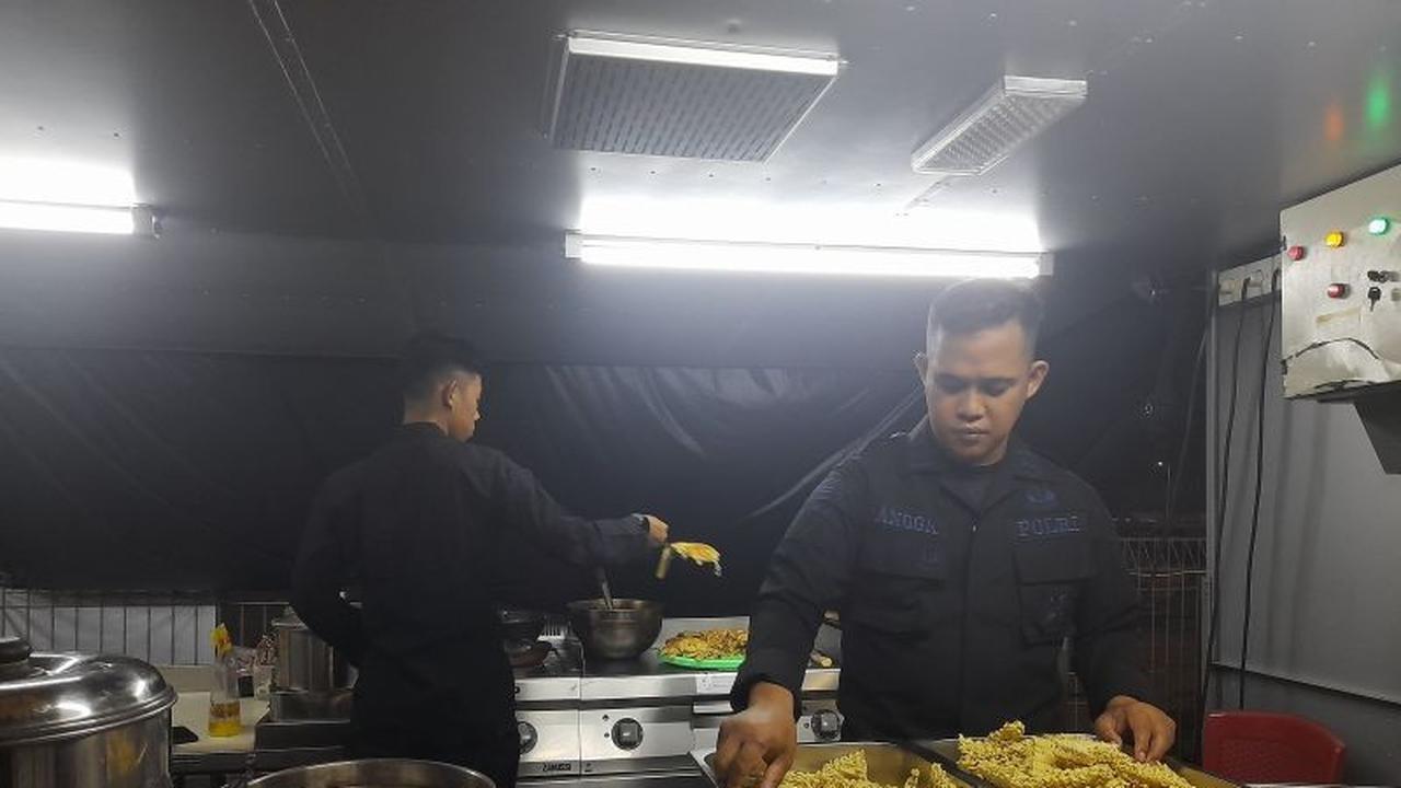 Dapur Lapangan Polda Banten Sediakan Makanan Gratis untuk Pemudik di Ciwandan Selama Operasi Ketupat 2026