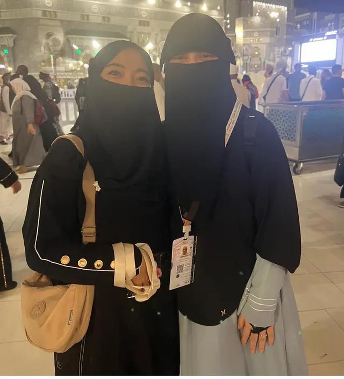 Begini Potret Tampilan Irish Bella dan Ryana Dea saat Melaksanakan Haji 2025