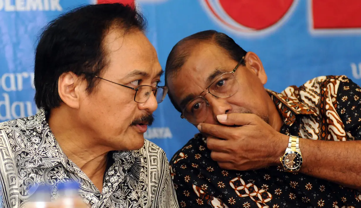 Anggota DPD RI, Nono Sampono (kanan) berbincang dengan Mantan Staf Ahli Bappenas, Bemby Uripto saat diskusi Gaduh Blok Masela di Jakarta, Sabtu (2/1/2016). (Liputan6.com/Helmi Fithriansyah)