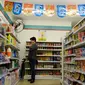 Pengunjung berdiri melihat produk kosong di Supermarket Xuzhen, Shanghai, Tiongkok, (13/4).Supermarket  ini merupakan proyek seni konseptual yang pertama kali dibawa ke sebuah lingkungan nyata. (Reuters/Stringer)