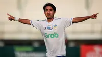 Selebrasi pemain PSIM Yogyakarta, Savio Sheva setelah mencetak gol ke gawang FC Bekasi City pada laga lanjutan Grup B Pegadaian Liga 2 2023/2024 antara FC Bekasi City melawan PSIM Yogyakarta di Stadion Singaperbangsa, Kabupaten Karawang, Jawa Barat, Senin (06/11/2023). (Bola.com/Bagaskara Lazuardi)