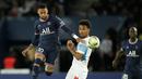 Penyerang Paris Saint-Germain atau PSG Neymar menendang bola saat menghadapi Olympique Marseille pada laga Liga Prancis pekan ke-32 di Parc des Princes, Senin (18/4/2022) dini hari WIB. PSG vs Marseille berakhir dengan skor 2-1. (AP Photo/Francois Mori)