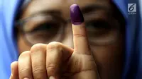 Warga menunjukkan jari bertinta usai menggunakan hak pilih pada Pemilu 2019 di Jakarta, Rabu (17/4). Pemilu 2019 merupakan pertama kalinya Indonesia menggelar pemilu presiden dan pemilu legislatif pada hari yang sama. (Liputan6.com/JohanTallo)