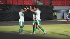 Penyerang Timnas Indonesia, Terens Puhiri (kiri) berselebrasi dengan rekan-rekannya usai mencetak gol ke gawang Timor Leste pada laga uji coba internasional di Stadion I Wayan Dipta Gianyar, Bali, Minggu (30/1/2022) malam WIB. Indonesia menang telak atas Timor Lester 3-0. (Dok Humas PSSI)