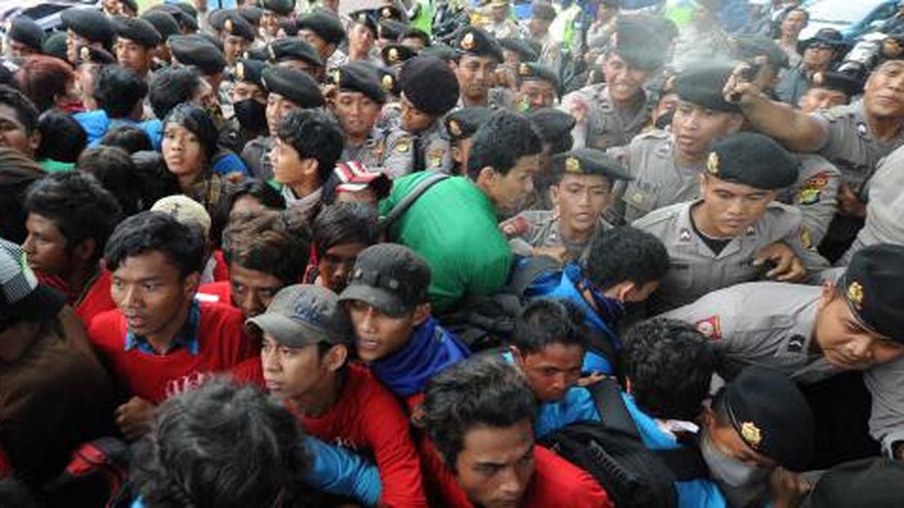 Wartawan & polisi kena cairan kimia saat demo di DPR