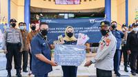 Penyerahan bantuan masker oleh ASABRI ke Polsek Kramat Jati