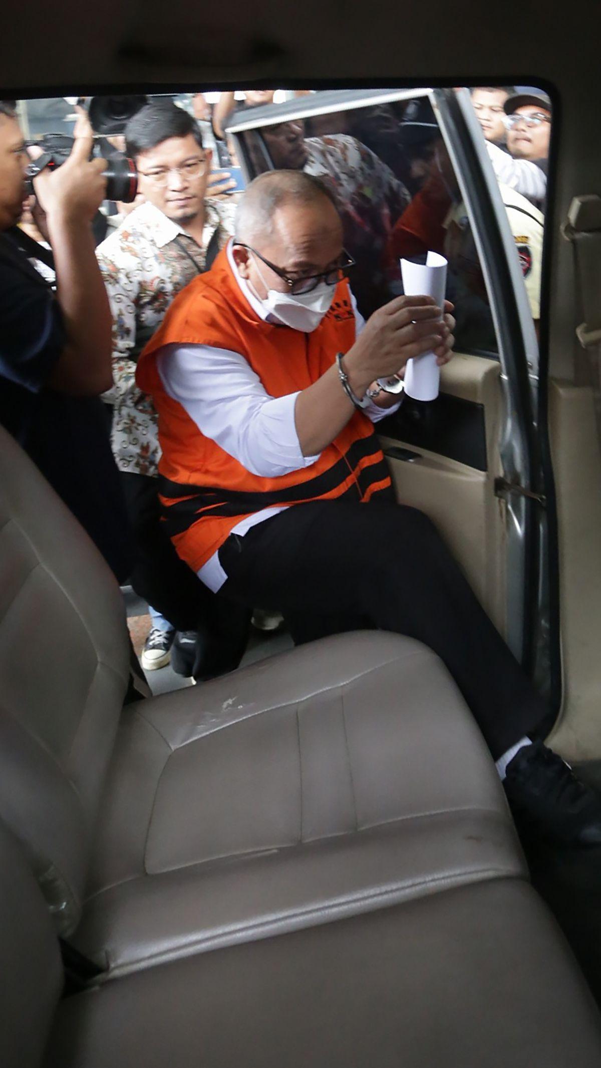 Kasdi Subagyono memasuki mobil seusai menjalani pemeriksaan sebagai saksi kasus pelanggaran etik pimpinan KPK Nurul Ghufron di Gedung ACLC KPK, Rasuna Said, Jakarta, Selasa (14/5/2024).&nbsp; Merdeka.com/Arie Basuki