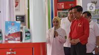Presiden Joko Widodo (kanan) mendengarkan keterangan Dirut Pertamina Nicke Widyawati saat meresmikan Implementasi Program Biodiesel 30 persen (B30) di SPBU MT Haryono, Jakarta, Senin (23/12/2019). Jokowi menargetkan implementasi program B40 pada 2020 dan B50 pada 2021. (Liputan6.com/Angga Yuniar)