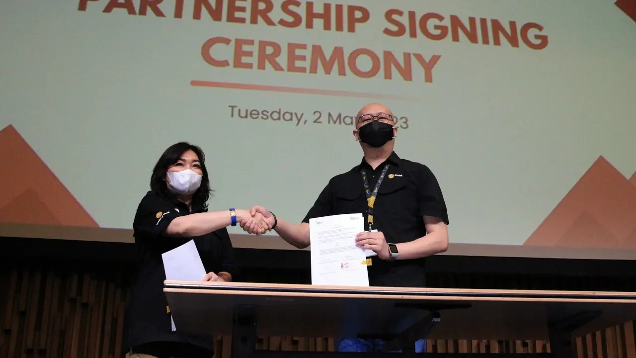 Direktur ATVI, Dr. Melitina Tecoalu dan Vice Presiden HRD EMTEK, Pieter Andrian. Dok: ATVI