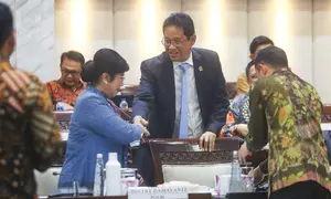 Menkeu Purbaya Yudhi Sadewa berjabat tangan dengan Pejabat Gubernur BI Sementara Destry Damayanti sebelum mengikuti rapat kerja dengan Komisi XI DPR RI terkait asumsi dasar RAPBN 2027 di Kompleks Parlemen, Senayan, Jakarta, Rabu, 2 September 2026. (KLY/ Arie Basuki)