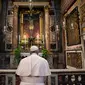 Paus Francis berdoa di St. Marcello al Corso, Roma, Italia, Minggu (15/3/2020). Vatikan menyatakan, Paus berdoa untuk mengakhiri pandemi virus corona COVID-19. (Vatican News via AP)