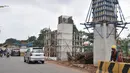 Kendaraan melintasi proyek pembangunan Flyover Lenteng Agung, Jakarta, Rabu (26/2/2020). Proyek jalan layang putar arah yang menghabiskan anggaran Rp140,8 miliar tersebut ditargetkan rampung pada November 2020. (merdeka.com/Iqbal S Nugroho)