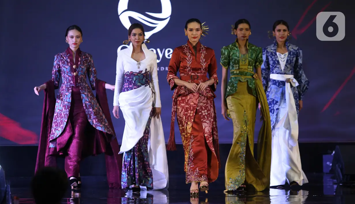 Model membawakan busana Batik Taliabu rancangan karya Eko Tjandra dalam Selaras Wastra saat  Cita & Cipta 2024 Liputan6 x Fimela di Shangrila Hotel, Jakarta, Rabu (31/7/2024). (Liputan6.com/Angga Yuniar)