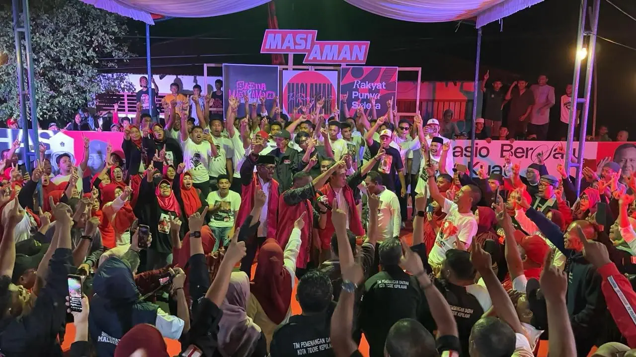 Suara keramaian menggema di Kecamatan Soa Sio, Tidore. Warga dari sejumlah penjuru Maluku Utara (Malut) berkumpul untuk menyambut Calon Gubernur Malut, Sultan Husain Alting Sjah untuk berkampanye (Istimewa)