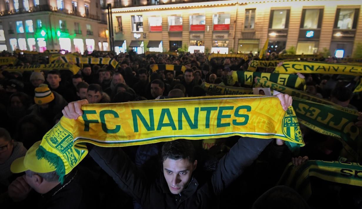 Ekspresi pendukung FC Nantes yang larut dalam kedukaan. Hal tersebut terjadi setelah mendengar kabar mantan bintang mereka, Emiliano Sala tewas karena pesawat yang ditumpanginya hilang dari kontak. (AFP/Loic Venance)