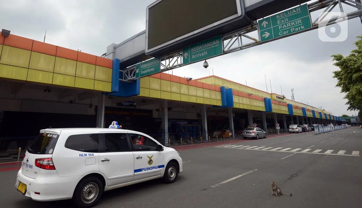 Sebuah taksi melintas di Bandara Halim Perdanakusuma, Jakarta, Rabu (26/1/2022). Aktivitas keberangkatan dan kedatangan penumpang serta pertokoan dihentikan sementara dan dialihkan ke Bandara Soekarno-Hatta. (merdeka.com/Imam Buhori)