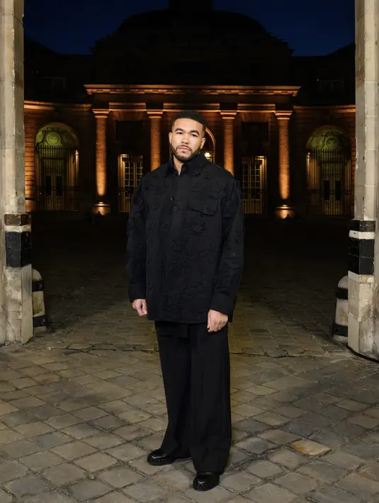 Bernuansa serba hitam, Reece James tampak begitu bolde dengan gayanya. [Foto: Valentino]