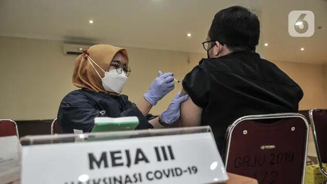 Antusiasme Tenaga Pendidik di Jakarta Terima Vaksinasi COVID-19