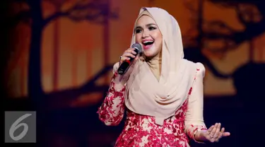 Penyanyi Malaysia, Siti Nurhaliza saat membawakan lagu saat Konser Raya 21 Tahun Indosiar, Istora Senayan, Jakarta (11/1/2016). Siti Nurhaliza menjadi penampil istimewa dalam acara pesta ulang tahun ke-21 Indosiar. (Liputan6.com/Gempur M Surya)