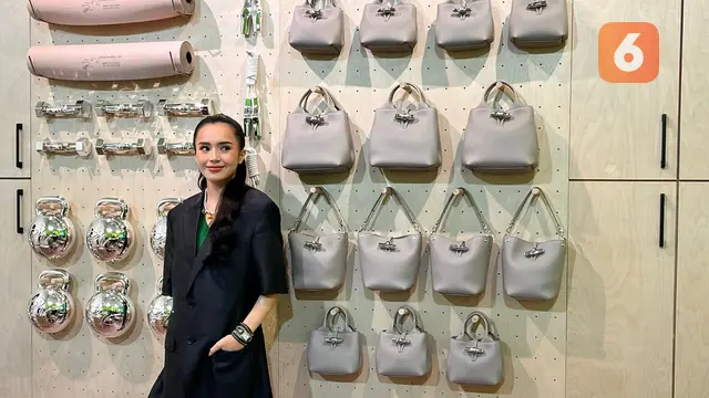 Beby Tsabina saat peluncuran tas tangan Longchamp Le Roseau