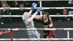 Petarung Winona Karamoy (kanan) melancarkan serangan kepada Dinda Rimby dalam duel Byon Combat Showbiz 8 di Tennis Indoor Senayan, Jakarta, Sabtu (29/8/2026). Winona yang berusia 16 tahun berhasil memenangkan pertarungan empat ronde dalam debut profesionalnya. (KLY/Budy Santoso)