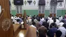 Umat Muslim Sholat Tarawih di Masjid Agung Al-Azhar, Jakarta, Jumat (1/4/2022). Masjid Al-Azhar memulai Sholat Tarawih, Jumat malam (1/4), sesuai perhitungan wujudul hilal Majelis Tarjih dan Tajdid PP Muhammadiyah yang menetapkan awal Ramadhan 2 April 2022. (Liputan6.com/Helmi Fithriansyah)