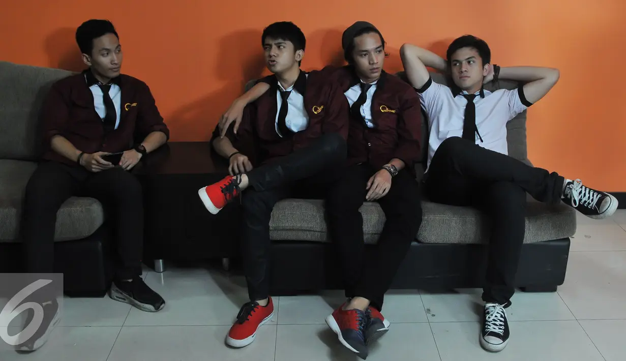 Pemain Sinetron High School Love Story sedang menggungu unuk melakukan adegan di lokasi syuting Studio MD, Jakarta, Kamis (20/8/2015). Sinetron HSLS sudah tayang sejak 10 Agustus 2015 lalu di SCTV. (Liputan6.com/Herman Zakharia)