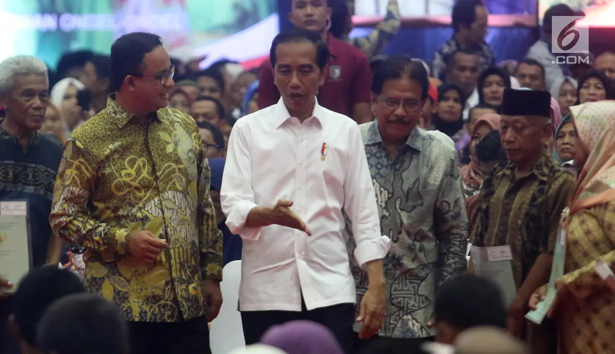Presiden Joko Widodo didampingi Menteri Agraria dan Tata Ruang (ATR)/Kepala BPN Sofyan Djalil dan Gunernur DKI Jakarta Anies Baswedan saat membagian sertifikat tanah di Pasar Minggu, Jakarta, Jumat (22/2). (Liputan6.com/Angga Yuniar)