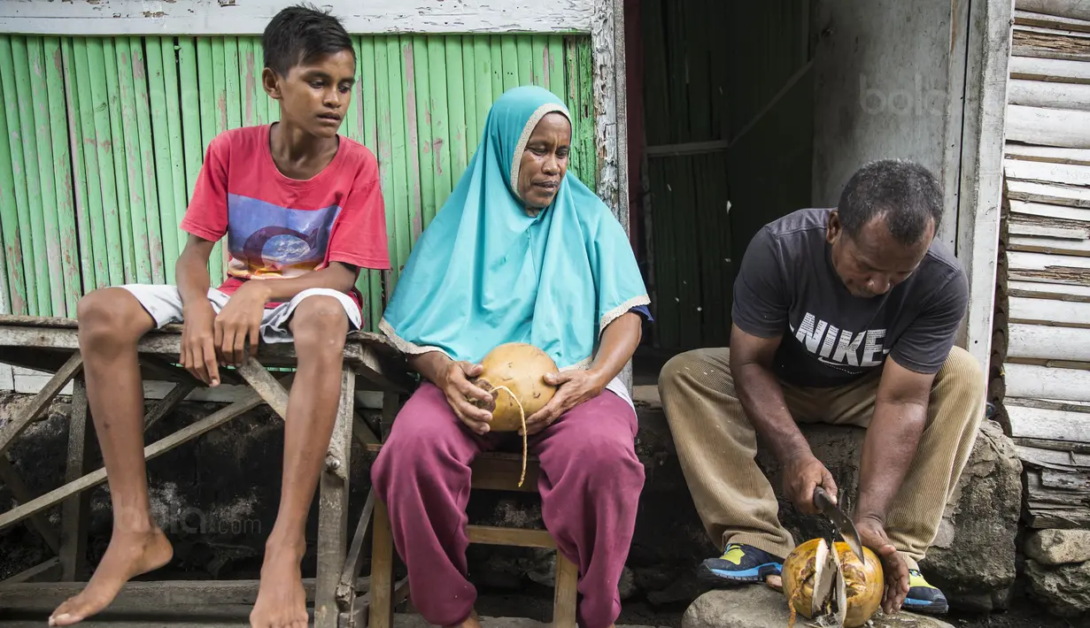 Kedua orang tua Ilham Lestaluhu mendukung penuh cita-cita anaknya menjadi pesepak bola nasional, dengan memasukan anaknya ke SSB Tulehu Putra. (Bola.com/Vitalis Yogi Trisna)