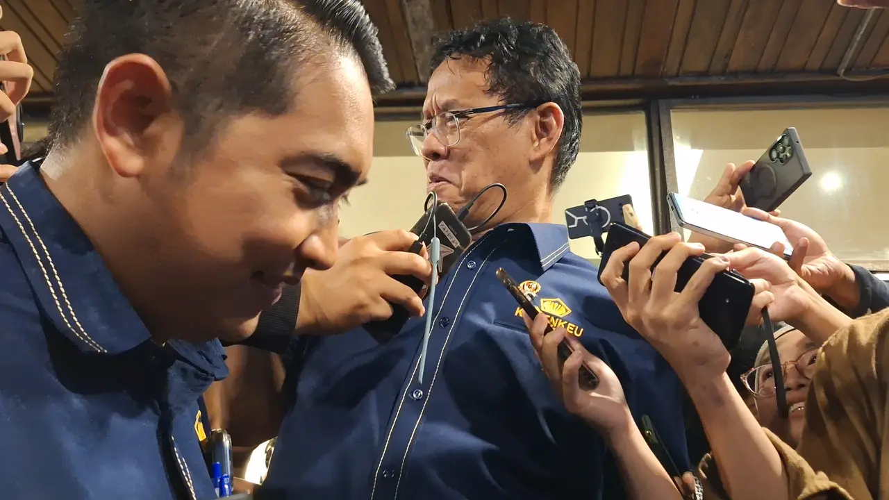 Menteri Keuangan Purbaya Yudhi Sadewa menunjukkan gestur narsis saat ditanya mengenai kenaikan IHSG yang cukup tinggi. (Liputan6.com/Arief)